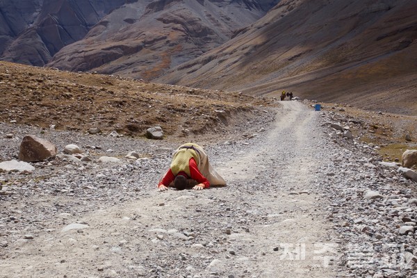 티베트 전역에서 몰려든 순례자들은 사가다와 축제를 전후해 오체투지를 쉬지 않고 반복한다. 참파(보리가루의 일종으로 티베트의 주식) 한 봉지에 의지해 1년간의 여정 끝에 이곳에 도착했을, 초라한 행색의 티베트 순례자들의 열정은 너무나 숭고하기만 하다.
