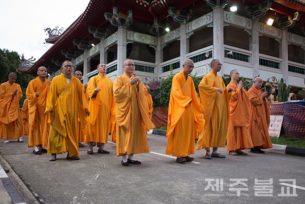 싱가포르 승려들이 웨삭데이 봉축행사를 페이스북라이브로 중계했다.