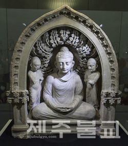 ▲두 승려가 보위하는 부처님좌상(4세기)