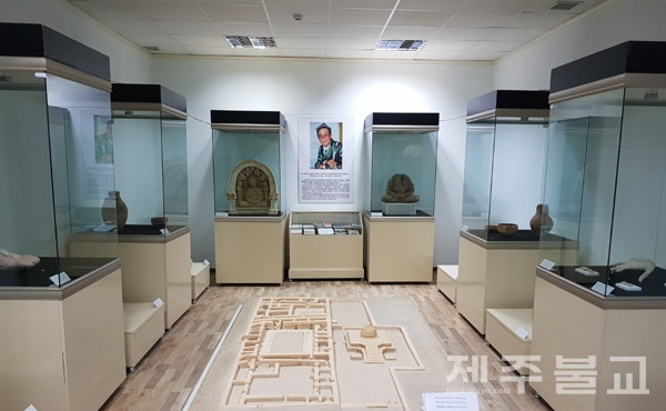 ▲테르메즈 역사박물관은 우즈베키스탄의 고고학적 가치를 세계에 알리고 소중한 문화유산을 세계인과 공유하고자 테르메즈 건립 2500주년 되던 2002년 4월 문을 열었다. 이곳은 테르메즈에서 출토된 2만7000여점의 고대유물과 페르시아어·아랍어로 된 1만6000여점의 고서적, 필사본, 목판인쇄본 등을 소장하고 있다. 박물관은 시대별로 세분화돼 있어 전시관을 한 바퀴 둘러보는 것만으로 이 지역 격동의 문화 변천사를 쉽게 이해할 수 있다. 물론 역사박물관을 대표하는 유물은 파야즈, 카라, 달베르진 등 불교 유적지에서 발굴된 것들이다. 여기에는 동서양 실크로드교류사의 세계적 권위자 가토 규조 교수(일본 오사카 민족학박물관 명예교수)의 업적을 소개하는 별실이 마련되어 있다.