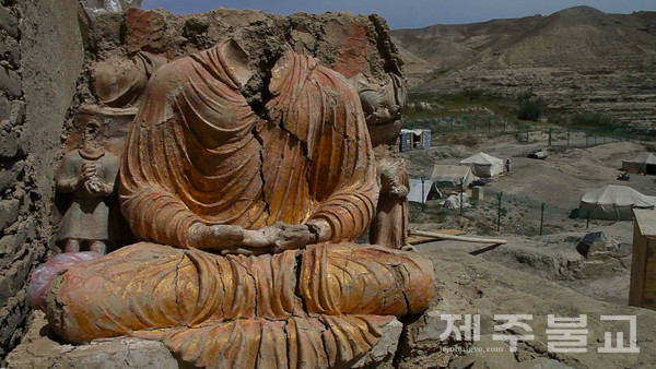 ▲메스아이나크의 광대한 불교유적지와 발굴 유물들