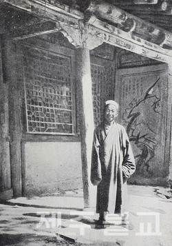 (사진 3) 1900년대 초 둔황 석굴을 관리하던 도교의 도사 왕원록.