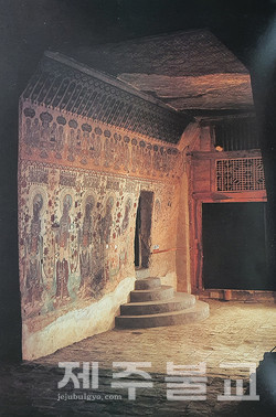 (사진 4)  엄청난 유물이 발견된 장경동이라 불리는 둔황 17굴, 16굴 입구 한쪽 벽에 붙은 석실이다.
