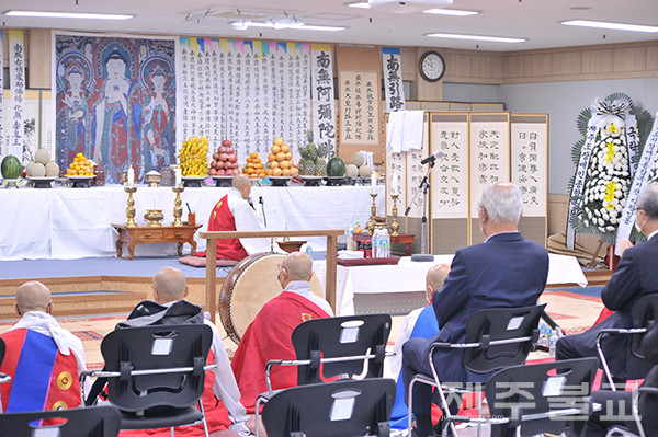 구암 성천 스님과 제주불교의식 보존회 회원 스님들 주재로 대령의식을 하고 있다.