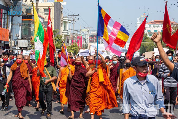 군부쿠데타에 항의하는 미얀마승려들이 시위에 나서고 있다.