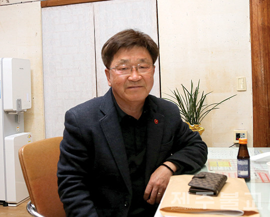 김수길 법화사 신도회장을 법화사에서 만났다.