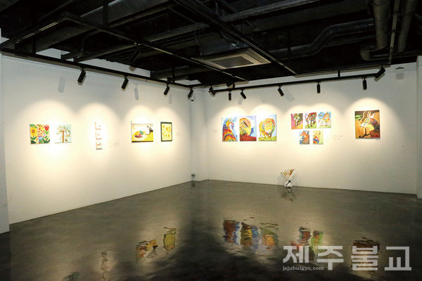 '누구나 그림장展'이 제주돌담갤러리에서 열렸다.