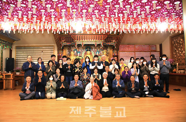 지난 5월 12일 오등선원에서 대불련 재학생과 동문교류 및 축하법회가 열렸다.