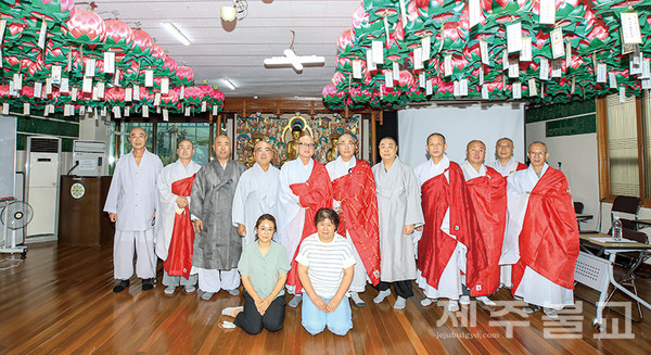 종회의원 스님들과 종무원 임원 스님들이 회의를 마치고 함께했다.