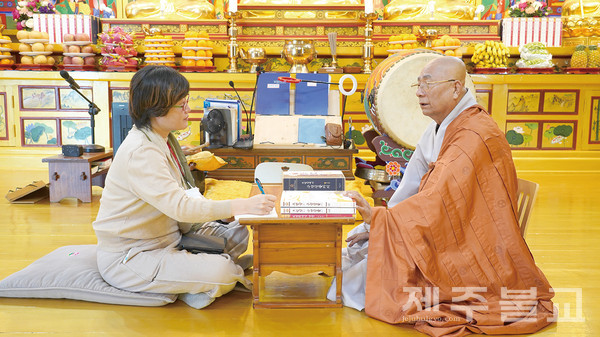 김현남 객원기자가 청호 스님을 만나 책에 대해 이야기를 듣고 있다.