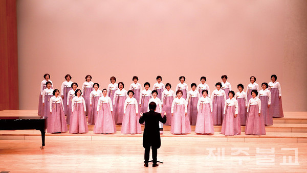 구룡사 니르바나합창단이 정기공연에서 무대에 올랐다.