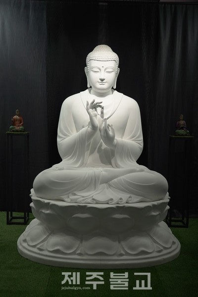 섬세하게 조각되어진 아름다운 부처님을 친견할 수 있다.