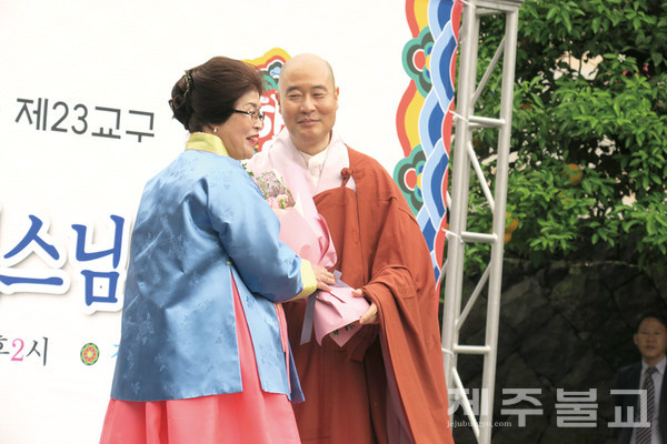 취임을 축하하는 꽃다발을 받고 있는 주지 응진 스님