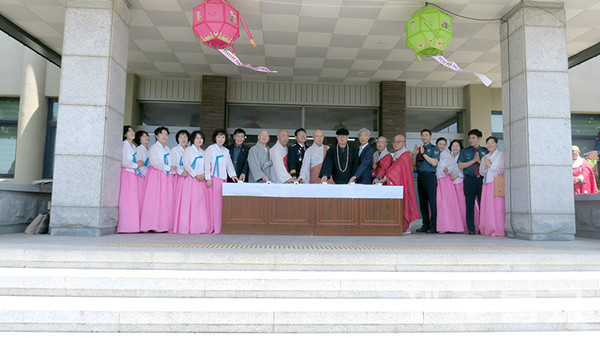 서귀포경찰서 현관에서 부처님 오신날 점등식 봉행