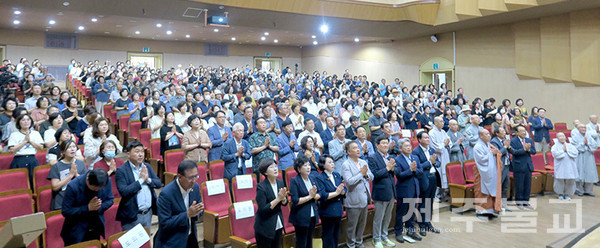 BBS제주불교방송 개국5주년 기념식에서 삼귀의례를 올리고 있다