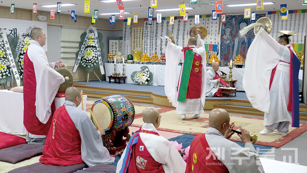 제주불교의식보존회원들이 의식을 봉행