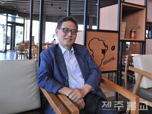 인터뷰는 신창근 회장이 출강하는 대학 인근의  모 카페에서 진행되었다.