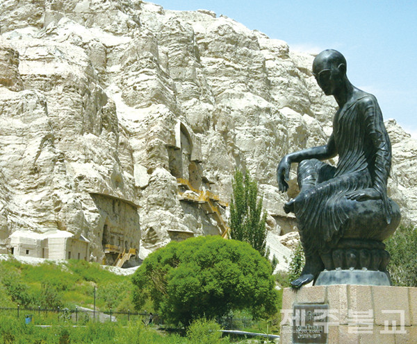 (사진 1) 1994년, 탄생 1650주년을 기념하여 키질 석굴 입구에 세운 삼장법사 구마라집 동상