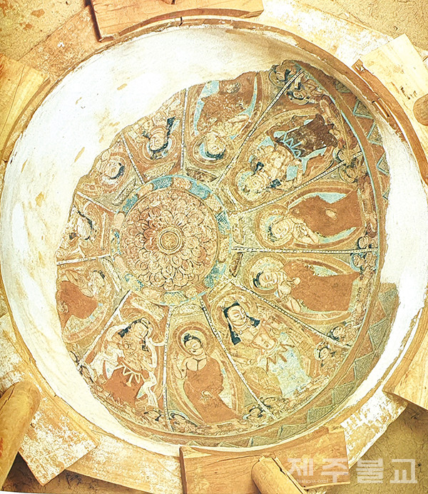 (사진 3) 쿰트라 제20굴의 둥근 궁륭천장에 그려진 불보살상