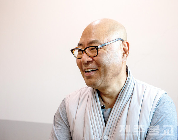 마야재가복지센터장 무원 스님이 불교사회복지에 대해 이야기하고 있다.
