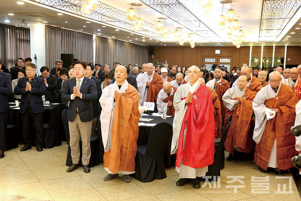 제주불교연합회는 아젠토피오레 컨벤션에서 갑진년 신년하례법회에서 대덕스님, 각 종단 대표스님, 제주도 각계각층의 내빈이 참석한 가운데, APEC 유치와 제주발전을 기원하였다.