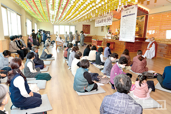 함덕 정토사는 정토불교대학 입학식을갖고 앞으로 1년간 불교교리 전반에 대해 공부한다.